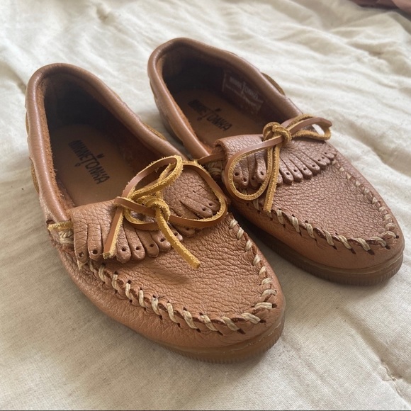 Minnetonka Fringed Kilty Leather Moccasin - Picture 8 of 9